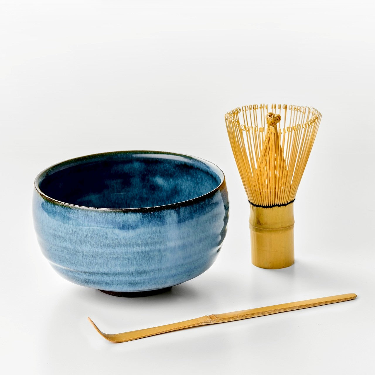 Set da 4 pezzi con matcha biologico e ciotola per matcha (ceramica Hasami di Nagasaki)